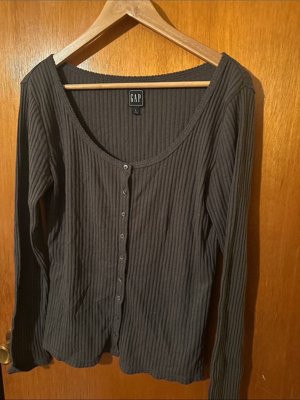 GAP Long-Sleeve Ribbed Button-Front Top — Charcoal